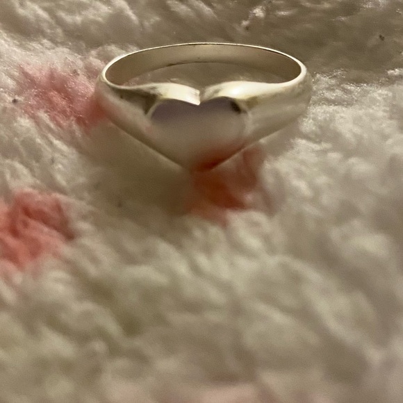 A Valentine’s Day woman’s sterling silver heart shaped signet ring in size 8. - Picture 1 of 2